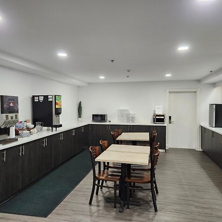 Travelodge Suites By Wyndham Saint John Bagian luar foto