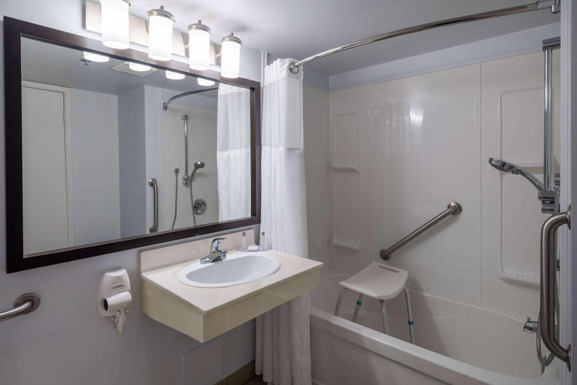 Travelodge Suites By Wyndham Saint John Bagian luar foto