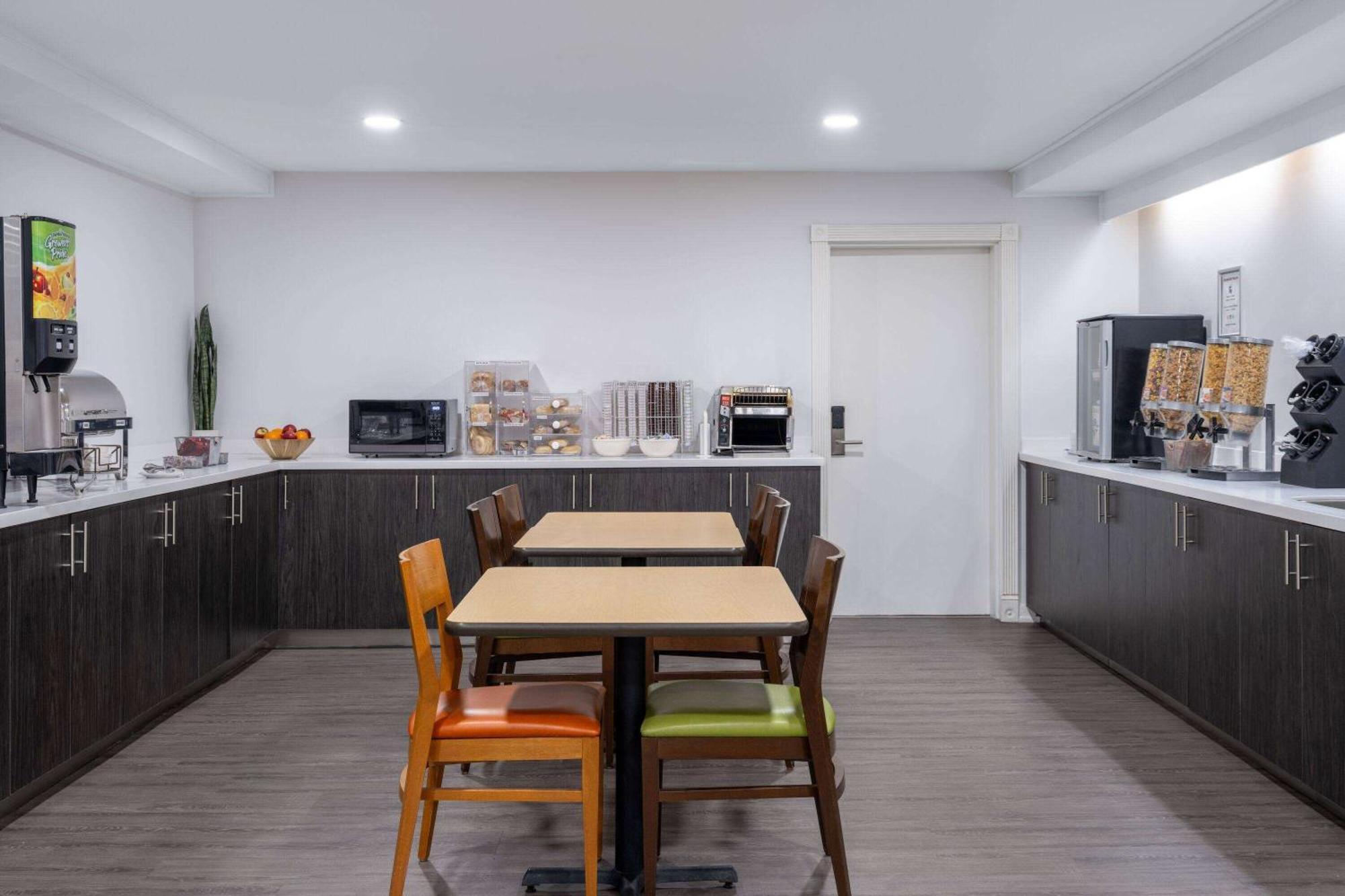 Travelodge Suites By Wyndham Saint John Bagian luar foto